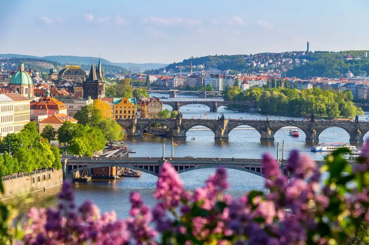 Historické domy a česká krajina za podvečerního světla